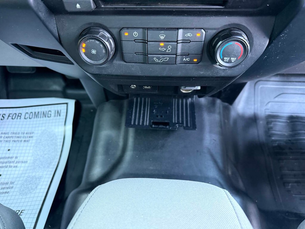 Ford F-150 Vehicle Full-screen Gallery Image 25