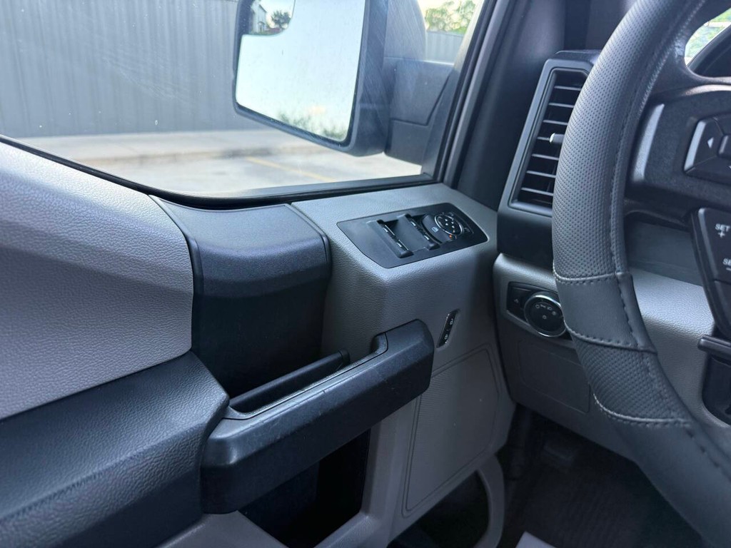 Ford F-150 Vehicle Full-screen Gallery Image 26