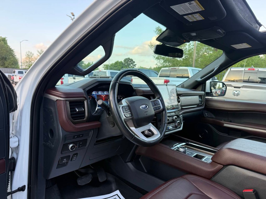 Ford Expedition Max Vehicle Full-screen Gallery Image 06