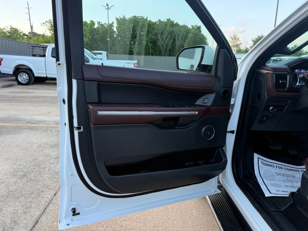 Ford Expedition Max Vehicle Full-screen Gallery Image 08