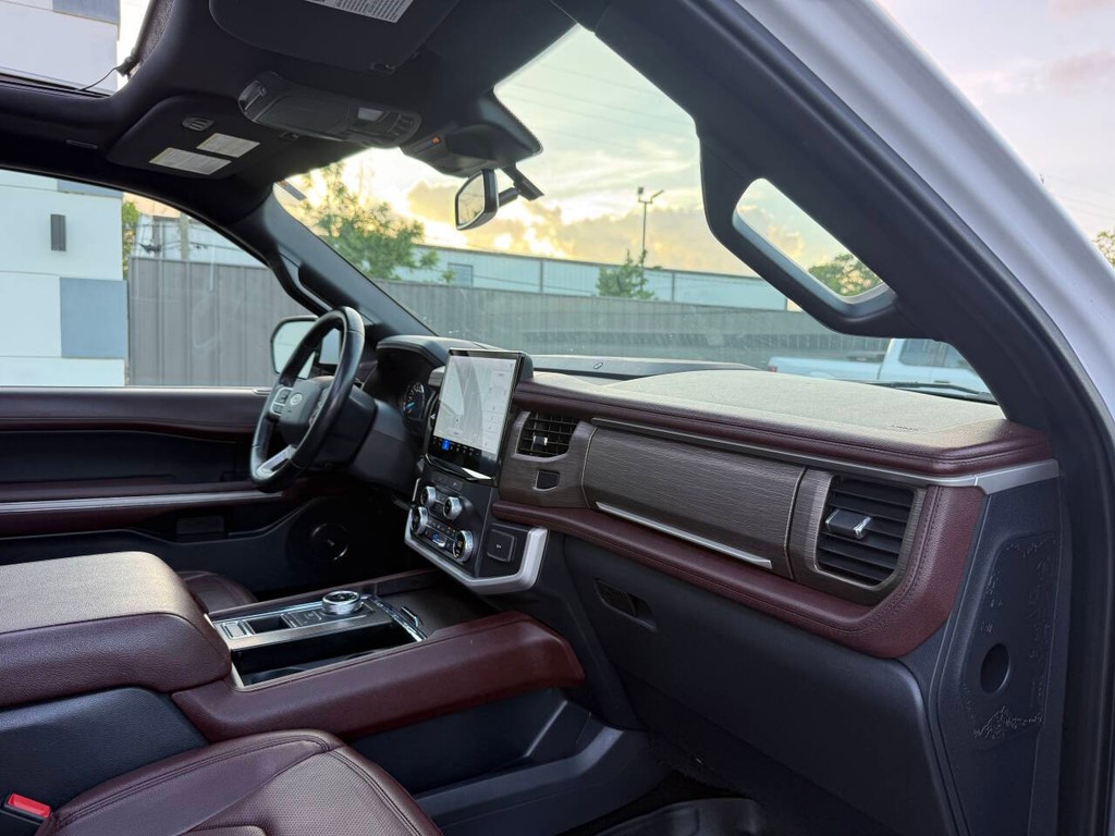 Ford Expedition Max Vehicle Full-screen Gallery Image 09