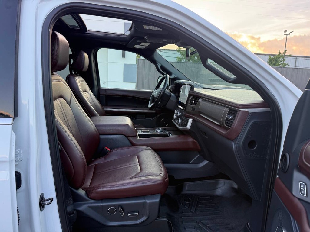 Ford Expedition Max Vehicle Full-screen Gallery Image 10