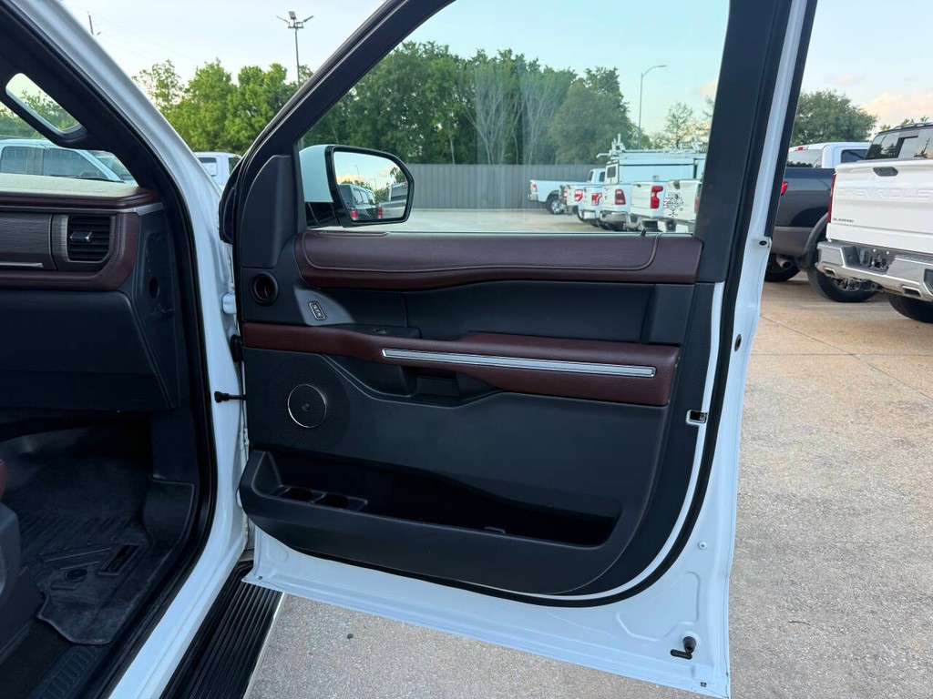 Ford Expedition Max Vehicle Full-screen Gallery Image 11