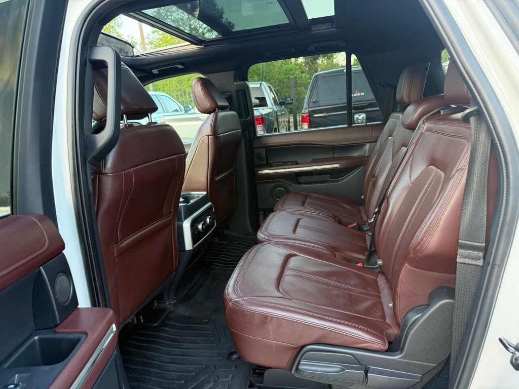 Ford Expedition Max Vehicle Full-screen Gallery Image 13
