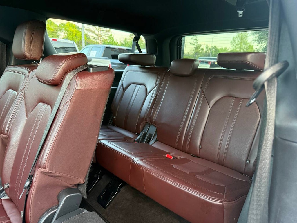 Ford Expedition Max Vehicle Full-screen Gallery Image 14