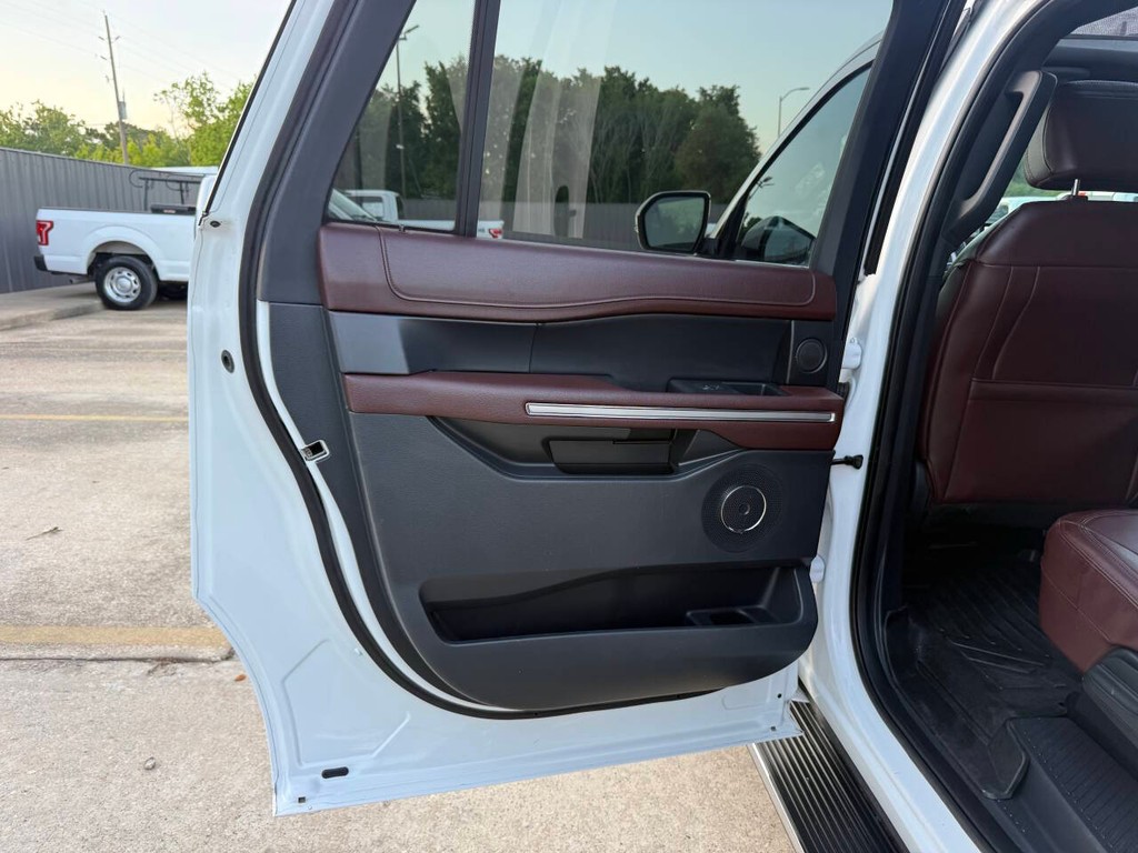 Ford Expedition Max Vehicle Full-screen Gallery Image 15