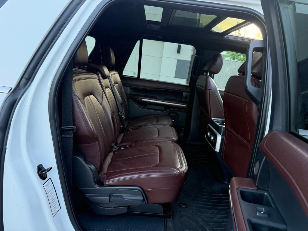 Ford Expedition Max Vehicle Full-screen Gallery Image 16