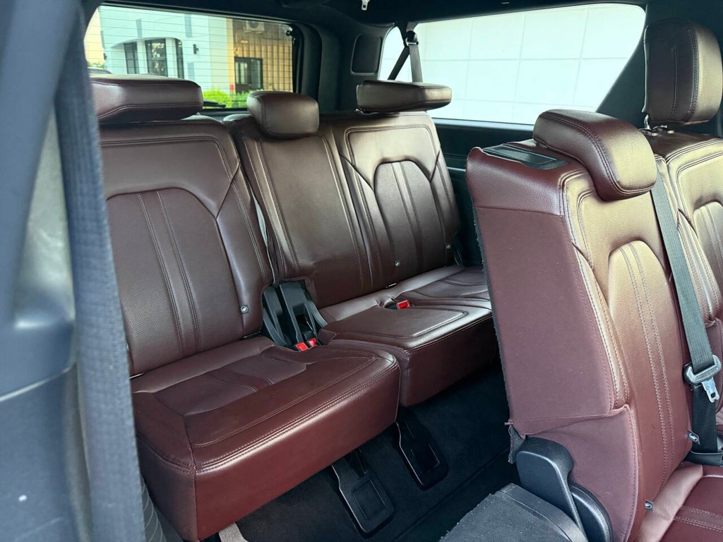 Ford Expedition Max Vehicle Full-screen Gallery Image 17