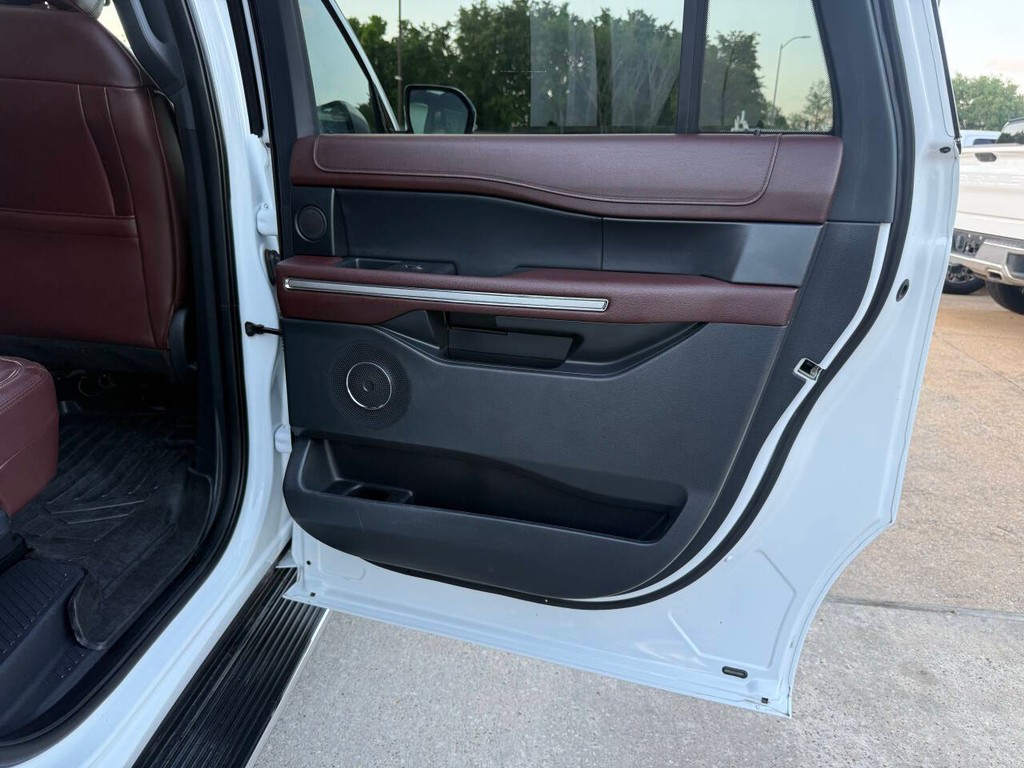 Ford Expedition Max Vehicle Full-screen Gallery Image 18