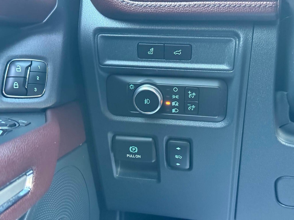 Ford Expedition Max Vehicle Full-screen Gallery Image 31