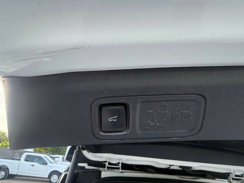 Ford Expedition Max Vehicle Full-screen Gallery Image 41