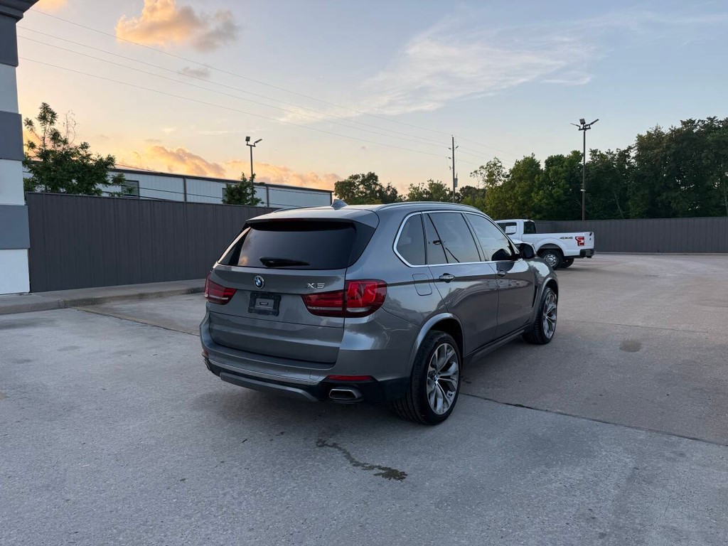 BMW X5 Vehicle Full-screen Gallery Image 05