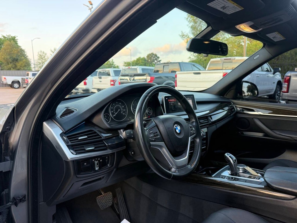 BMW X5 Vehicle Full-screen Gallery Image 06