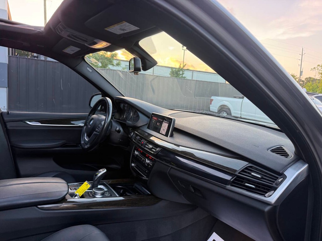 BMW X5 Vehicle Full-screen Gallery Image 09