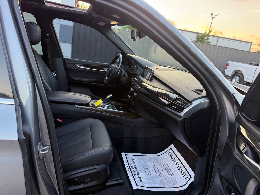 BMW X5 Vehicle Full-screen Gallery Image 10