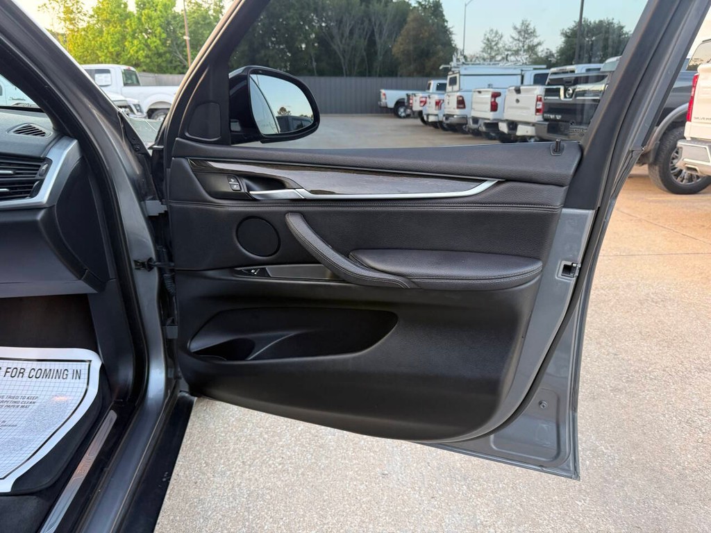 BMW X5 Vehicle Full-screen Gallery Image 11