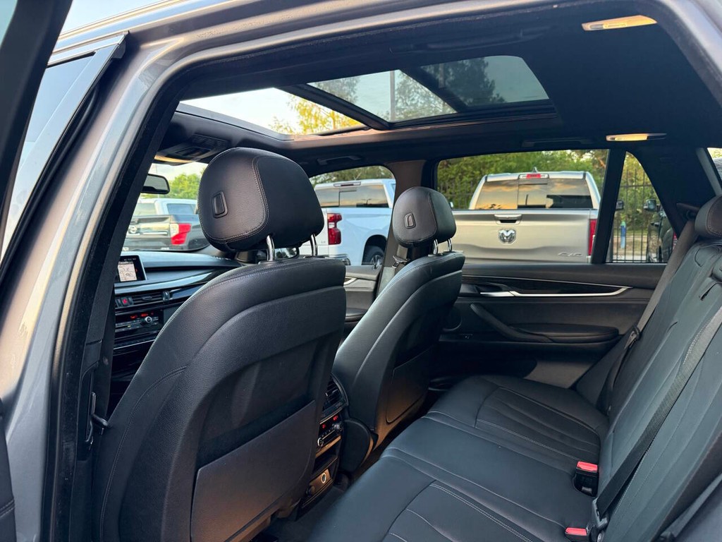 BMW X5 Vehicle Full-screen Gallery Image 12