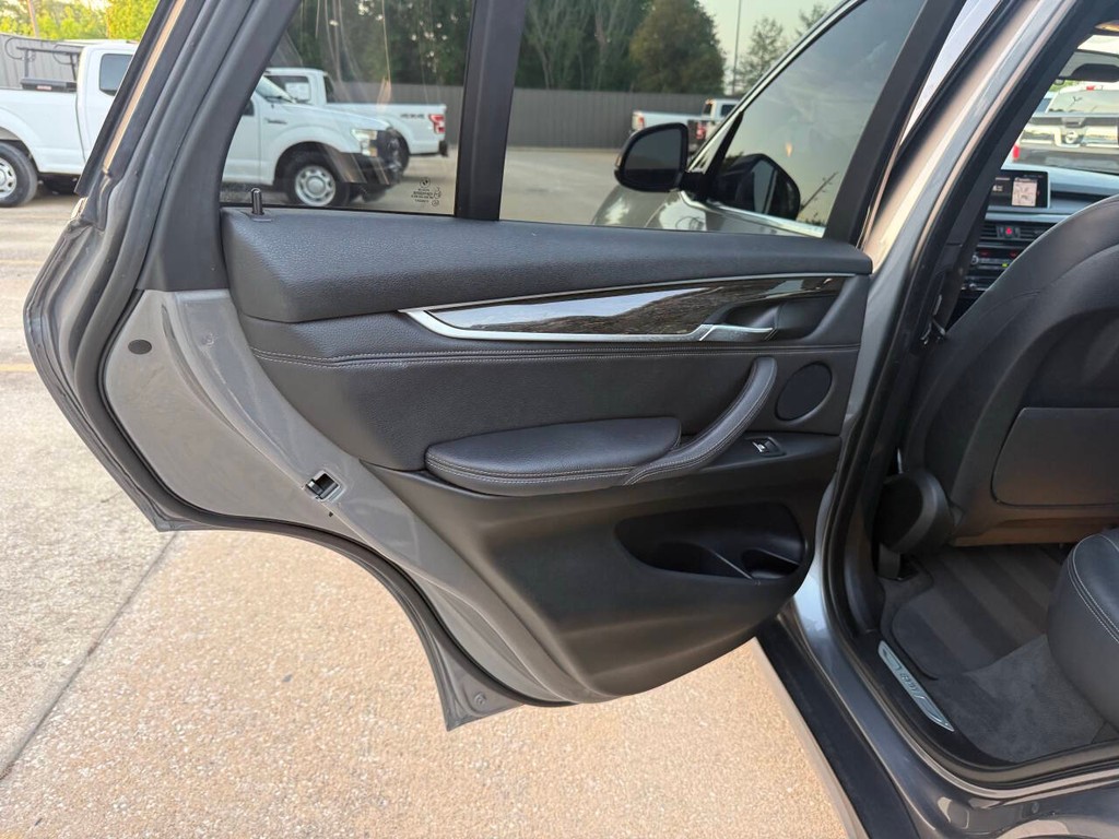 BMW X5 Vehicle Full-screen Gallery Image 14