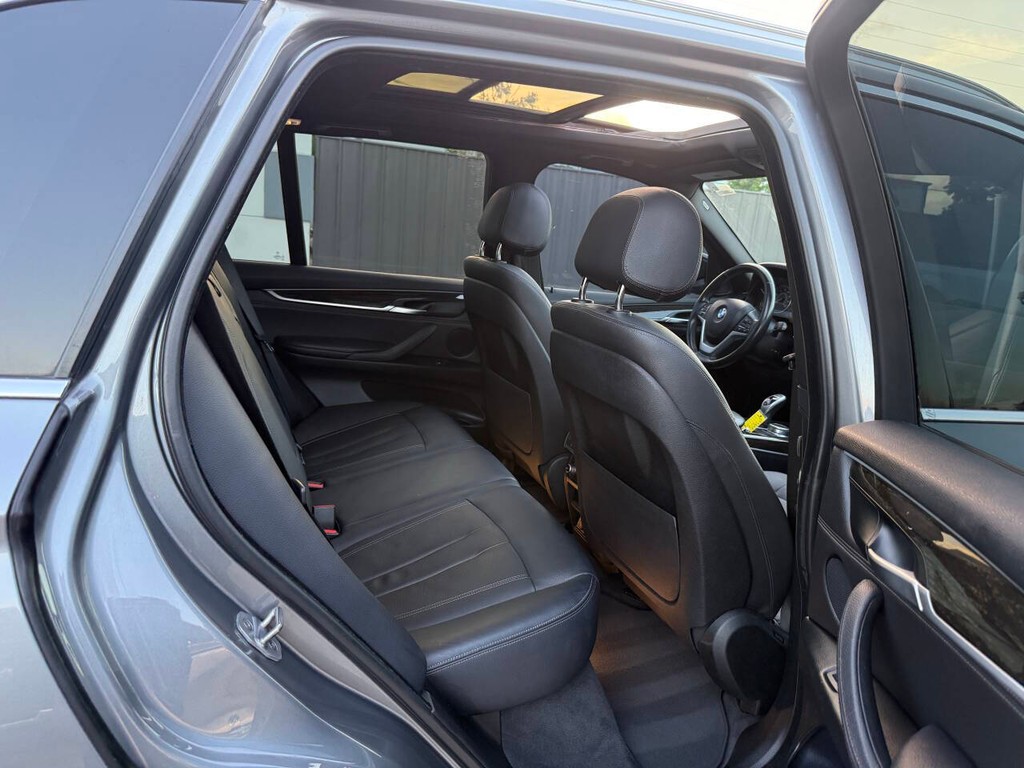 BMW X5 Vehicle Full-screen Gallery Image 15