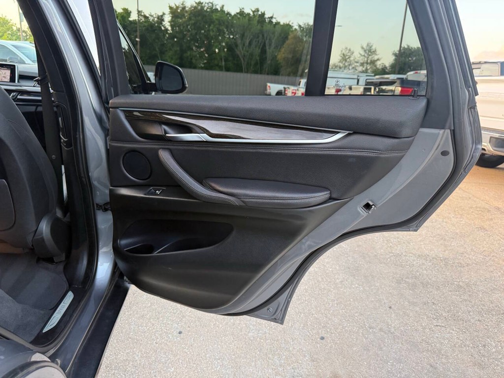 BMW X5 Vehicle Full-screen Gallery Image 16