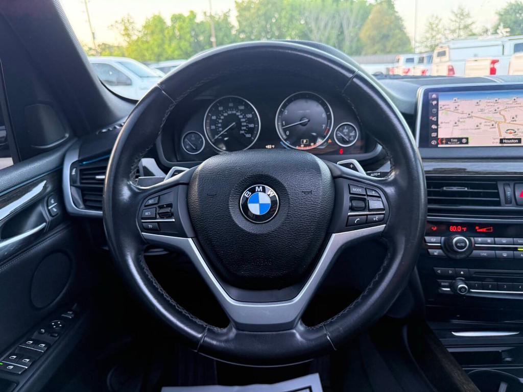 BMW X5 Vehicle Full-screen Gallery Image 22