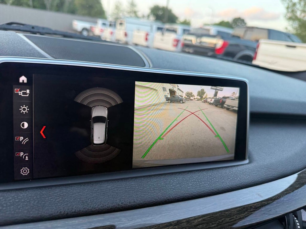 BMW X5 Vehicle Full-screen Gallery Image 25