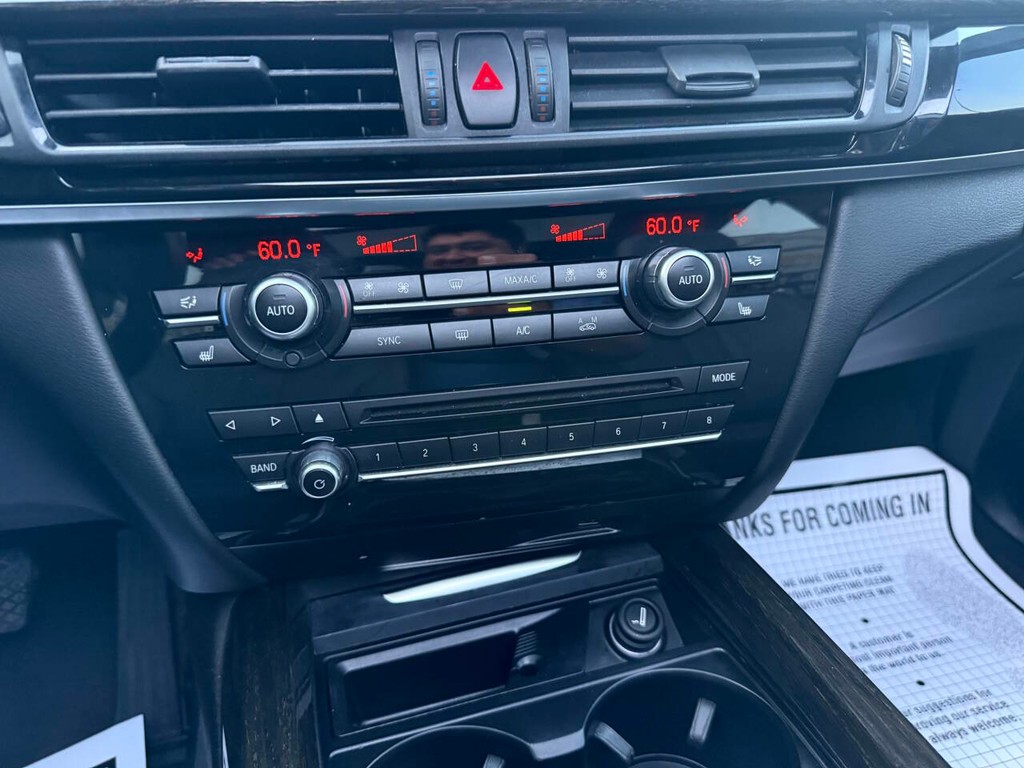 BMW X5 Vehicle Full-screen Gallery Image 27