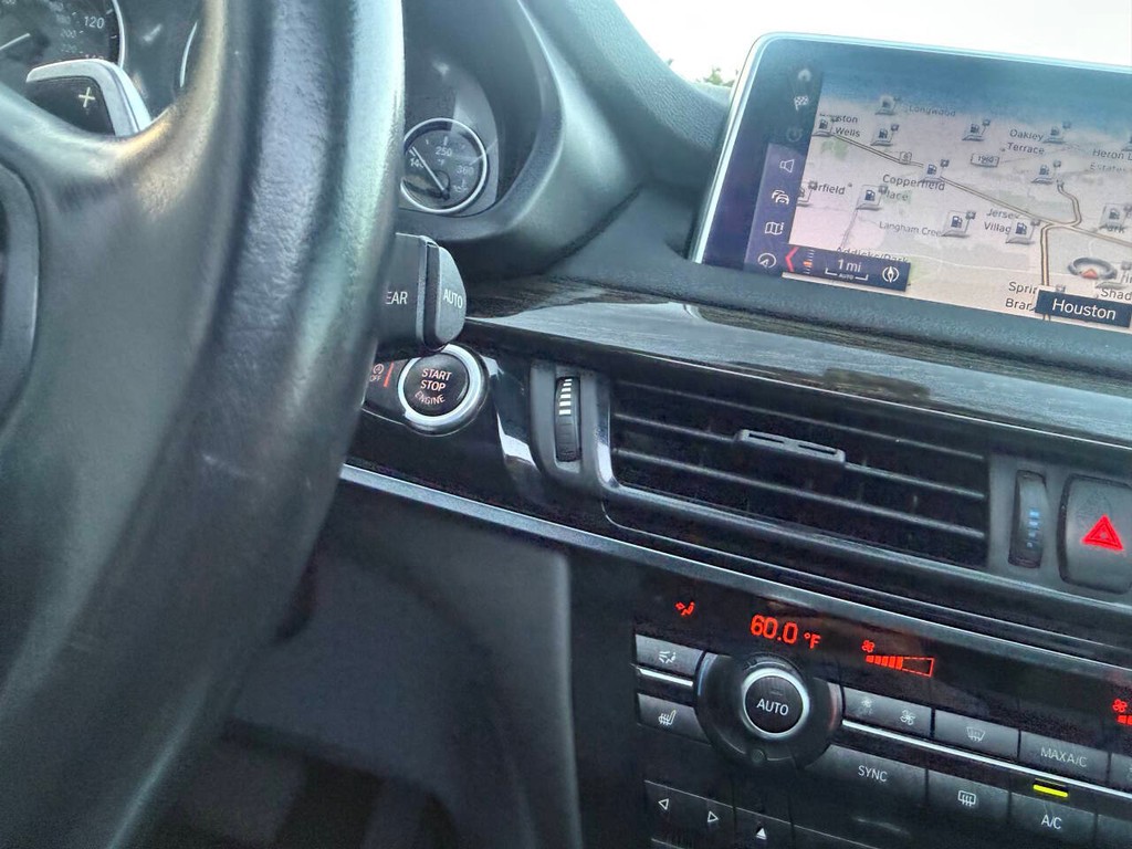 BMW X5 Vehicle Full-screen Gallery Image 28