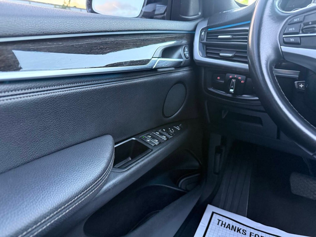 BMW X5 Vehicle Full-screen Gallery Image 30