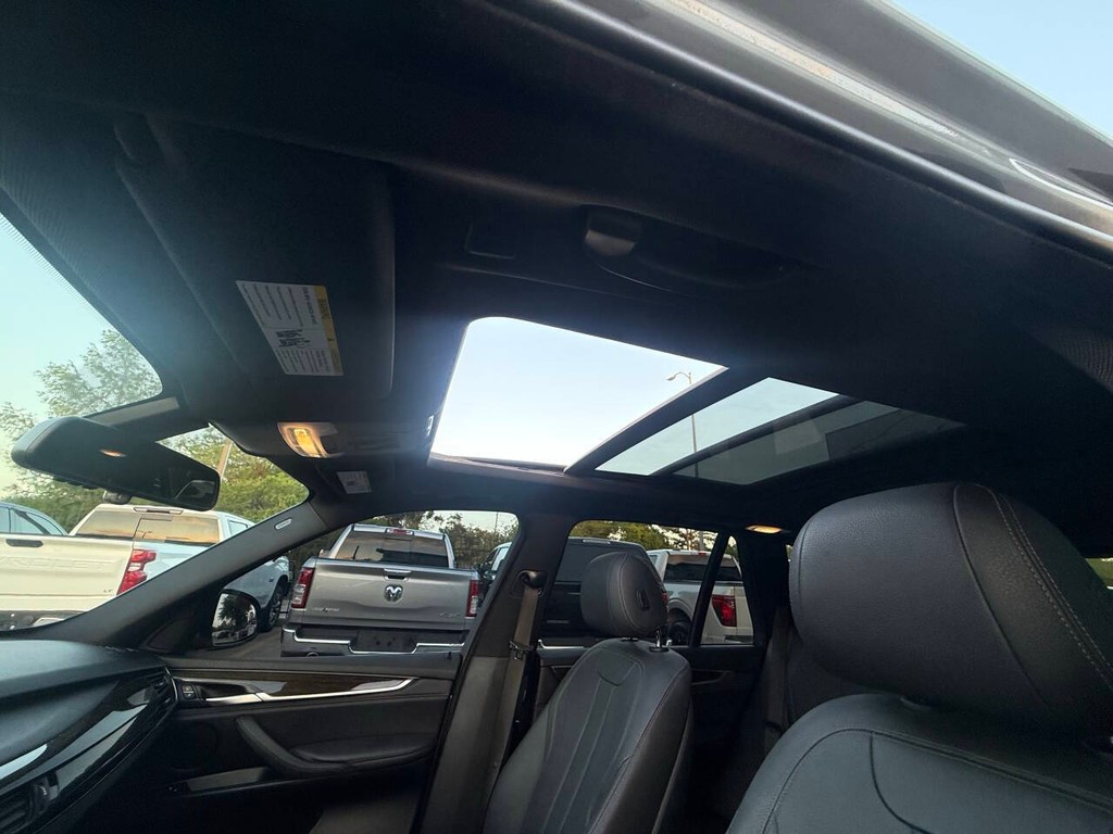 BMW X5 Vehicle Full-screen Gallery Image 31