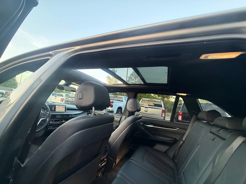 BMW X5 Vehicle Full-screen Gallery Image 32