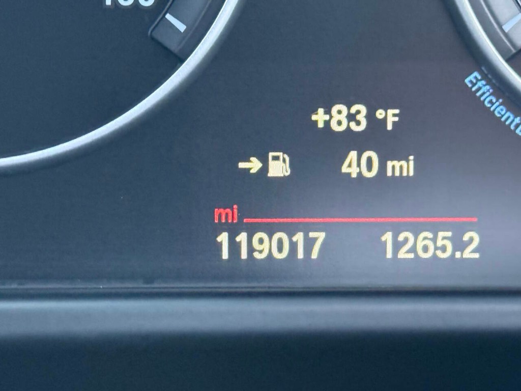 BMW X5 Vehicle Full-screen Gallery Image 34