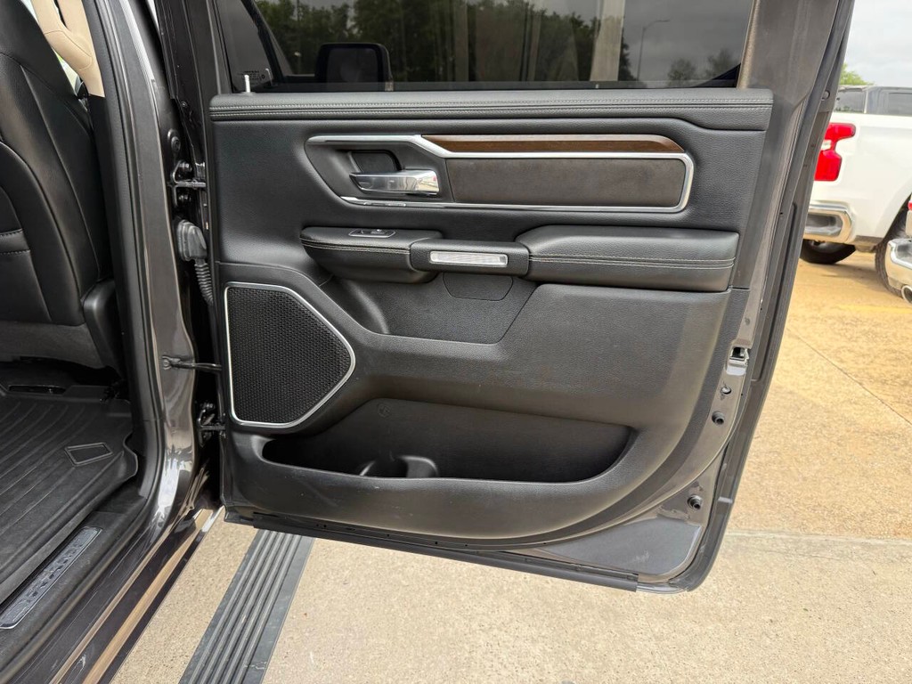 Ram 1500 Vehicle Full-screen Gallery Image 16