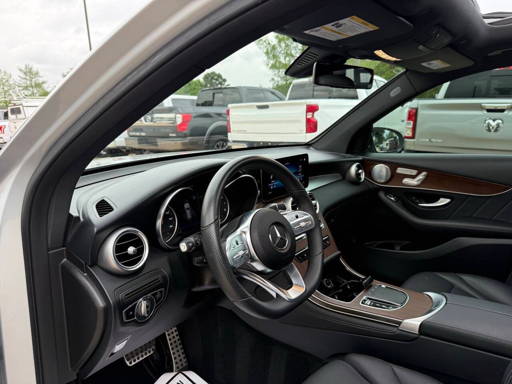 Mercedes-Benz GLC Vehicle Full-screen Gallery Image 06