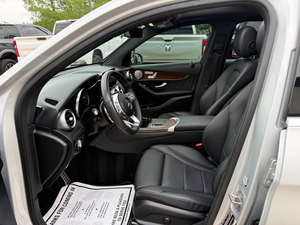 Mercedes-Benz GLC Vehicle Full-screen Gallery Image 07