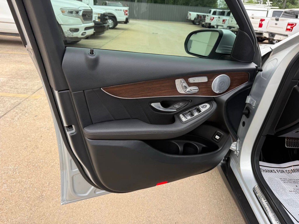 Mercedes-Benz GLC Vehicle Full-screen Gallery Image 08