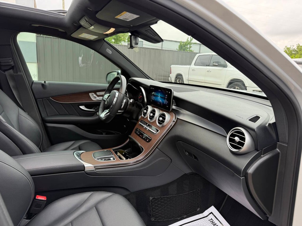Mercedes-Benz GLC Vehicle Full-screen Gallery Image 09