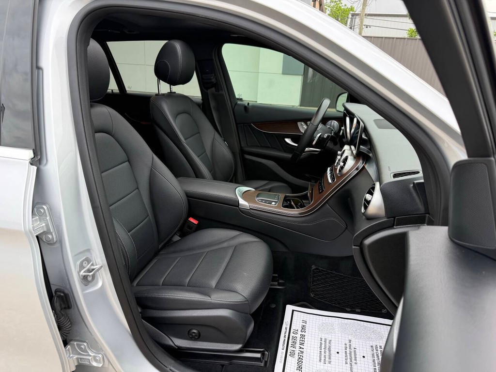 Mercedes-Benz GLC Vehicle Full-screen Gallery Image 10