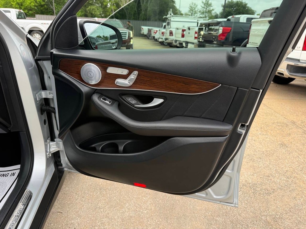 Mercedes-Benz GLC Vehicle Full-screen Gallery Image 11