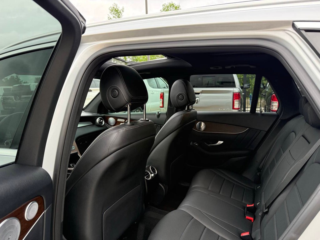 Mercedes-Benz GLC Vehicle Full-screen Gallery Image 12