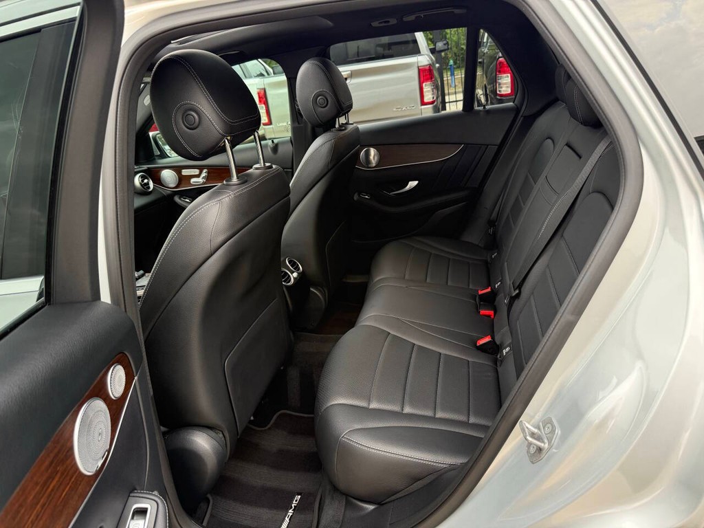 Mercedes-Benz GLC Vehicle Full-screen Gallery Image 13