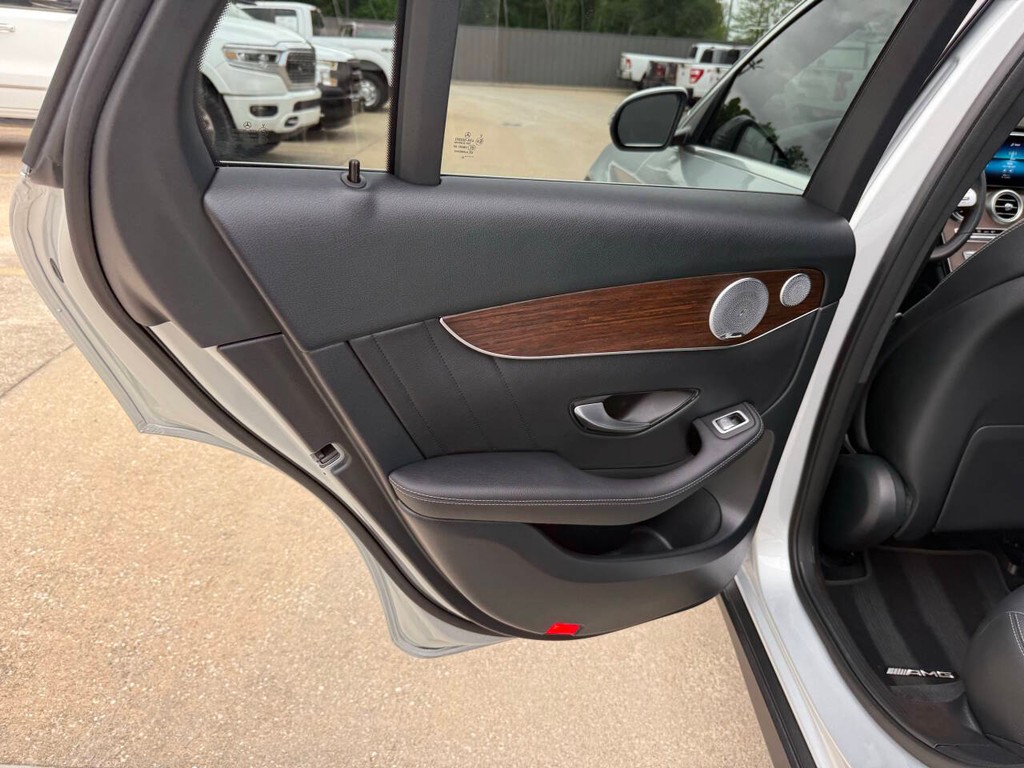 Mercedes-Benz GLC Vehicle Full-screen Gallery Image 14