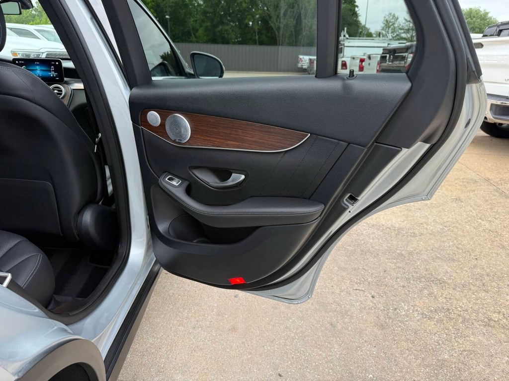 Mercedes-Benz GLC Vehicle Full-screen Gallery Image 16