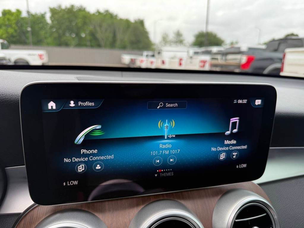 Mercedes-Benz GLC Vehicle Full-screen Gallery Image 22