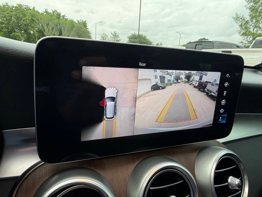 Mercedes-Benz GLC Vehicle Full-screen Gallery Image 23