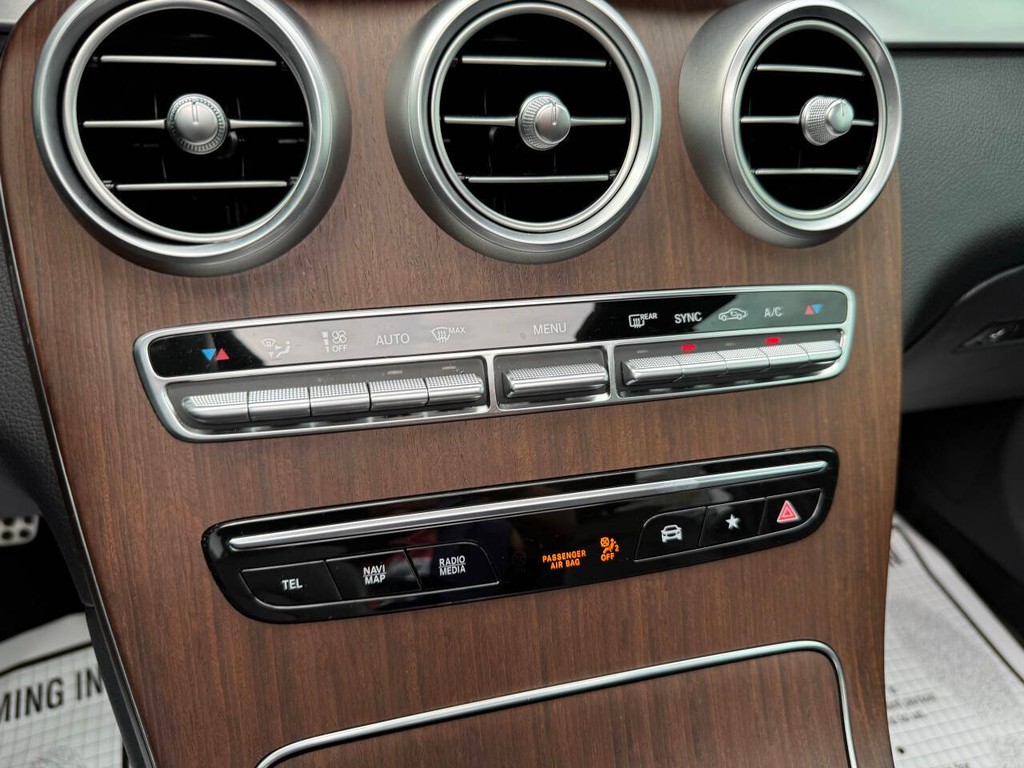 Mercedes-Benz GLC Vehicle Full-screen Gallery Image 24