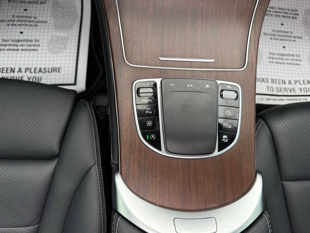 Mercedes-Benz GLC Vehicle Full-screen Gallery Image 25