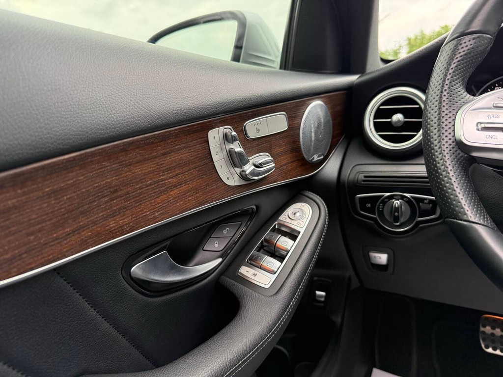 Mercedes-Benz GLC Vehicle Full-screen Gallery Image 26