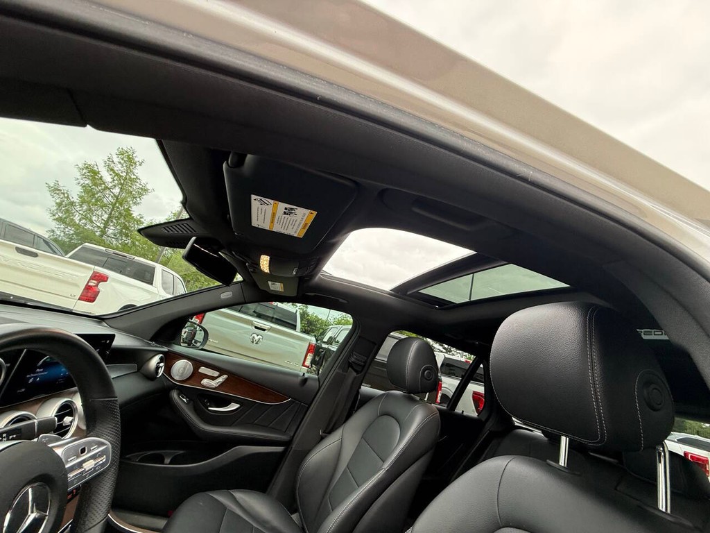 Mercedes-Benz GLC Vehicle Full-screen Gallery Image 27