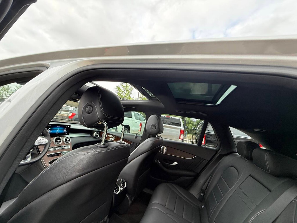 Mercedes-Benz GLC Vehicle Full-screen Gallery Image 28